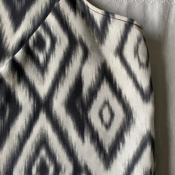 Charlie Jade Black + White Geometric Print Sleeveless Tank Top Blouse Small‎ - Picture 4 of 9